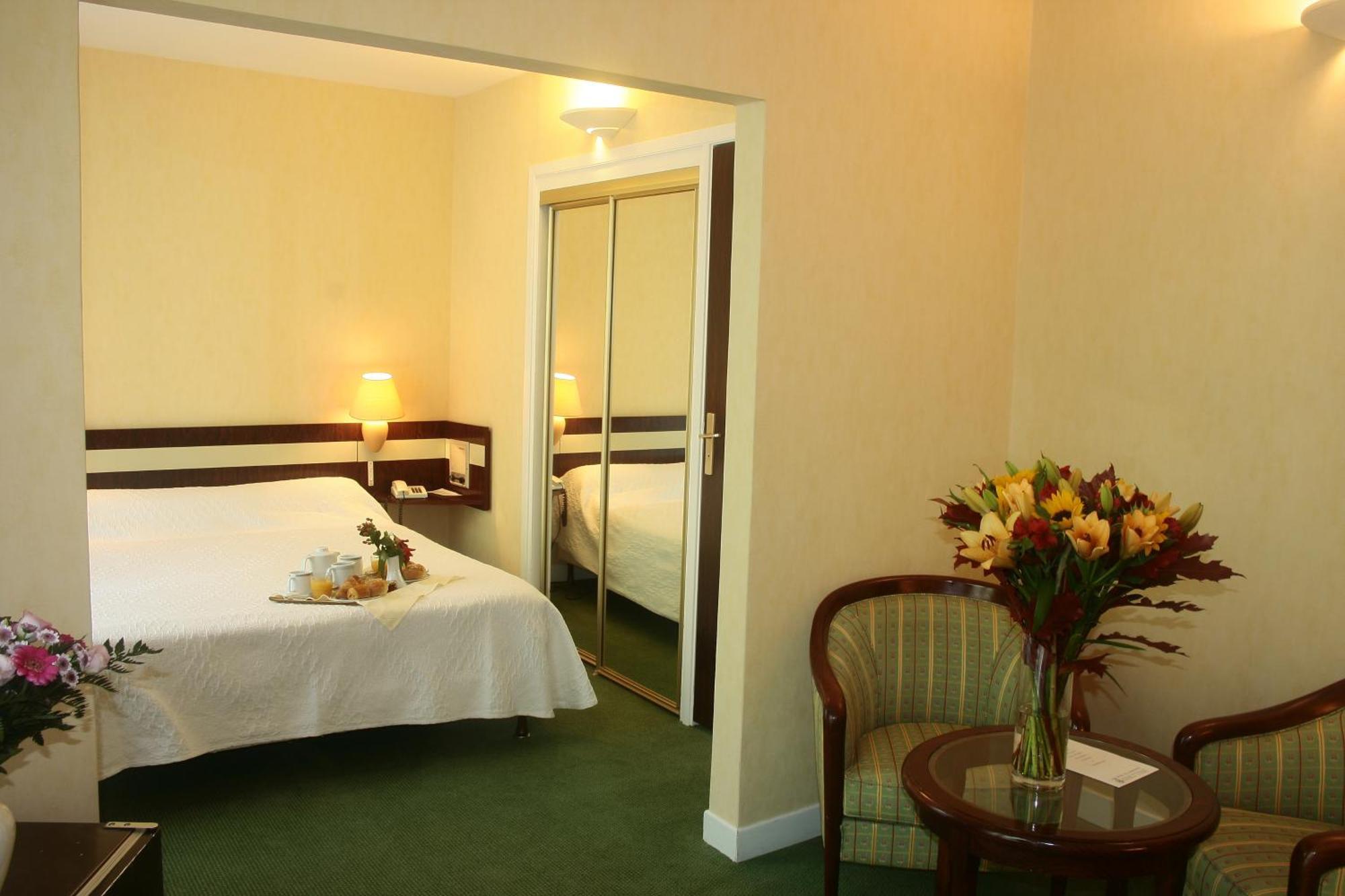 Villa Borghese, The Originals Relais Greoux-les-Bains Bagian luar foto