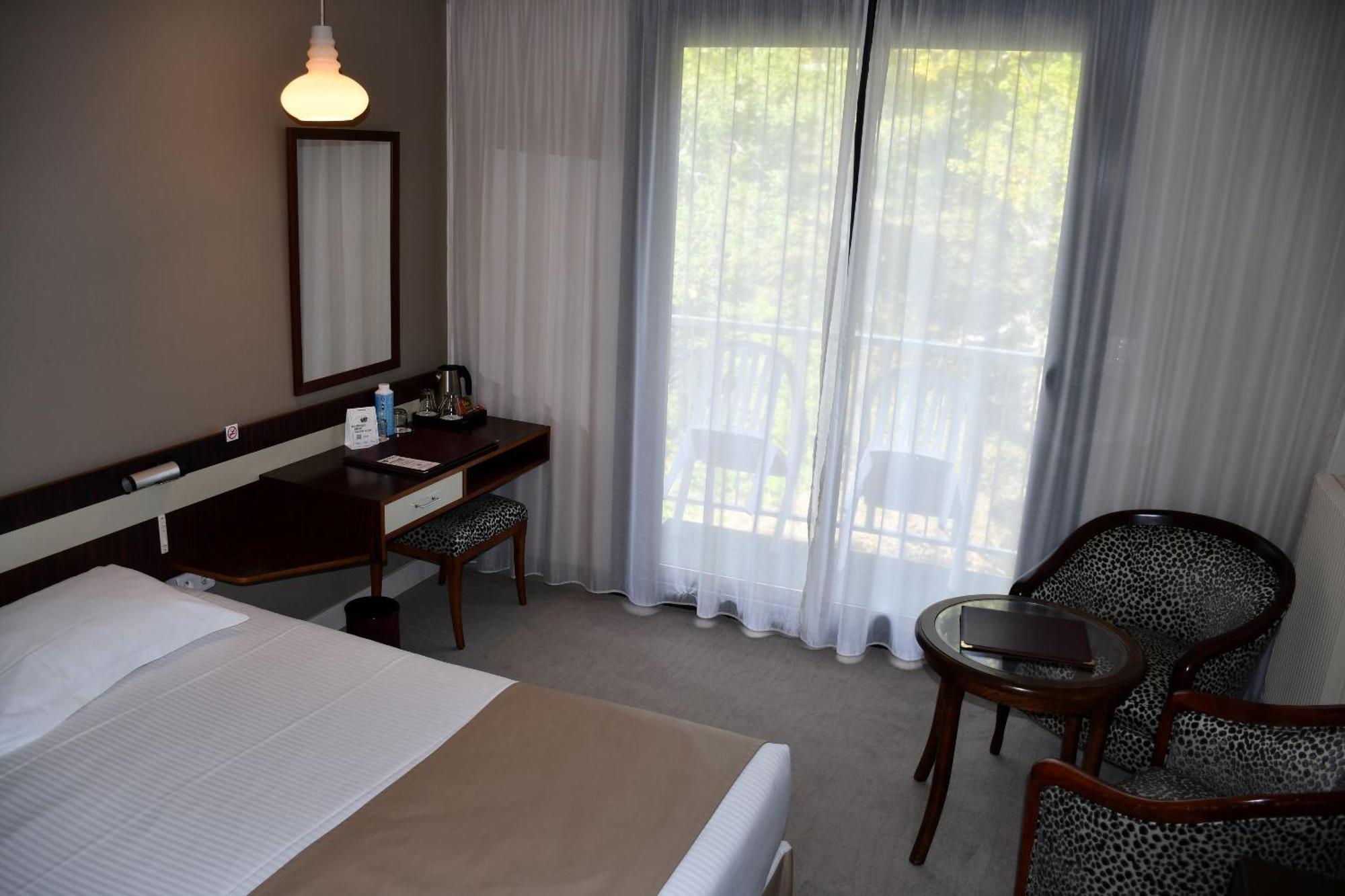 Villa Borghese, The Originals Relais Greoux-les-Bains Bagian luar foto