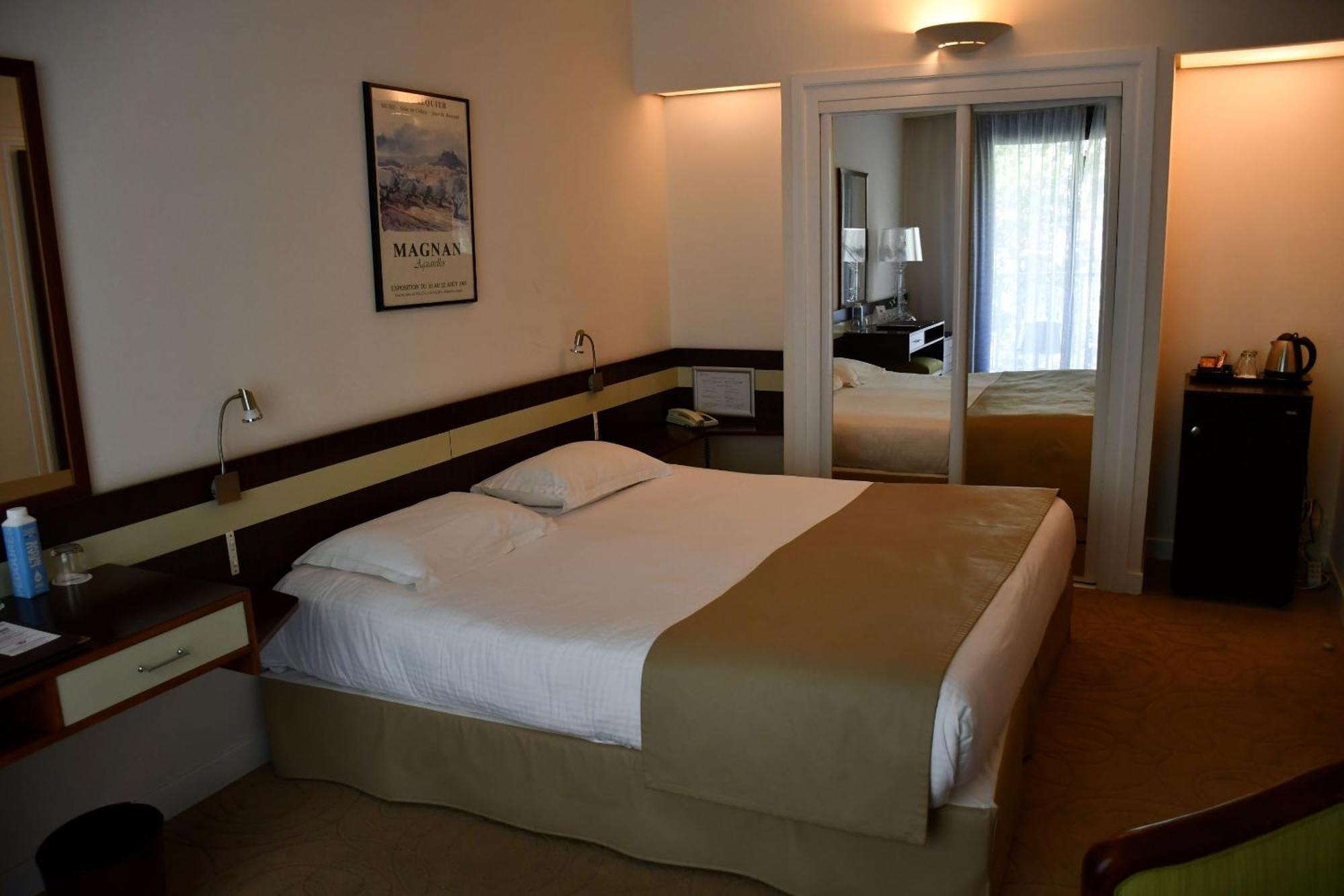 Villa Borghese, The Originals Relais Greoux-les-Bains Bagian luar foto