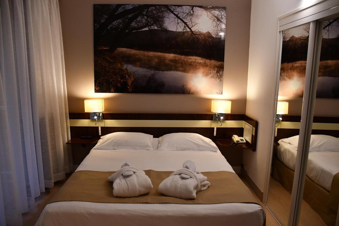 Villa Borghese, The Originals Relais Greoux-les-Bains Bagian luar foto